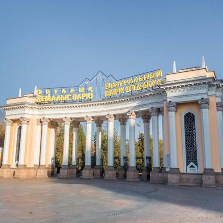 Свежая студия в Центре города Алматы Экстерьер фото
