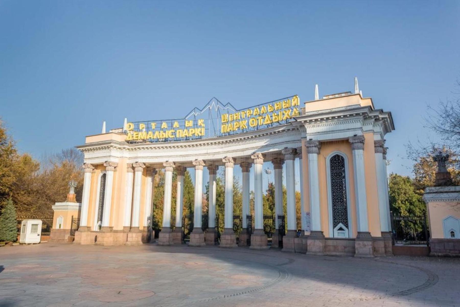 Свежая студия в Центре города Алматы Экстерьер фото